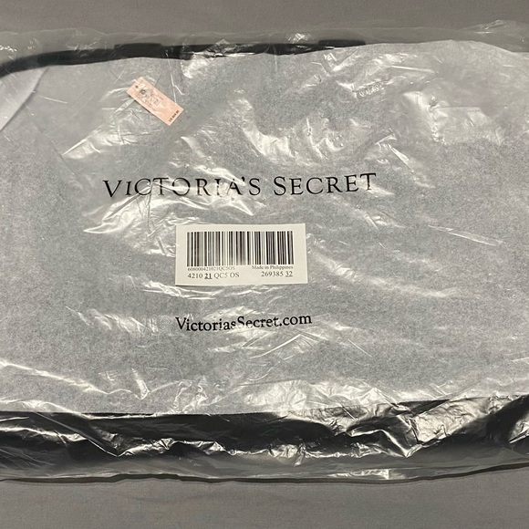 NWT VS Black Bag Still in original plastic. 19”13”
Shoulder Bag Never opened 😍😍 - Picture 4 of 9